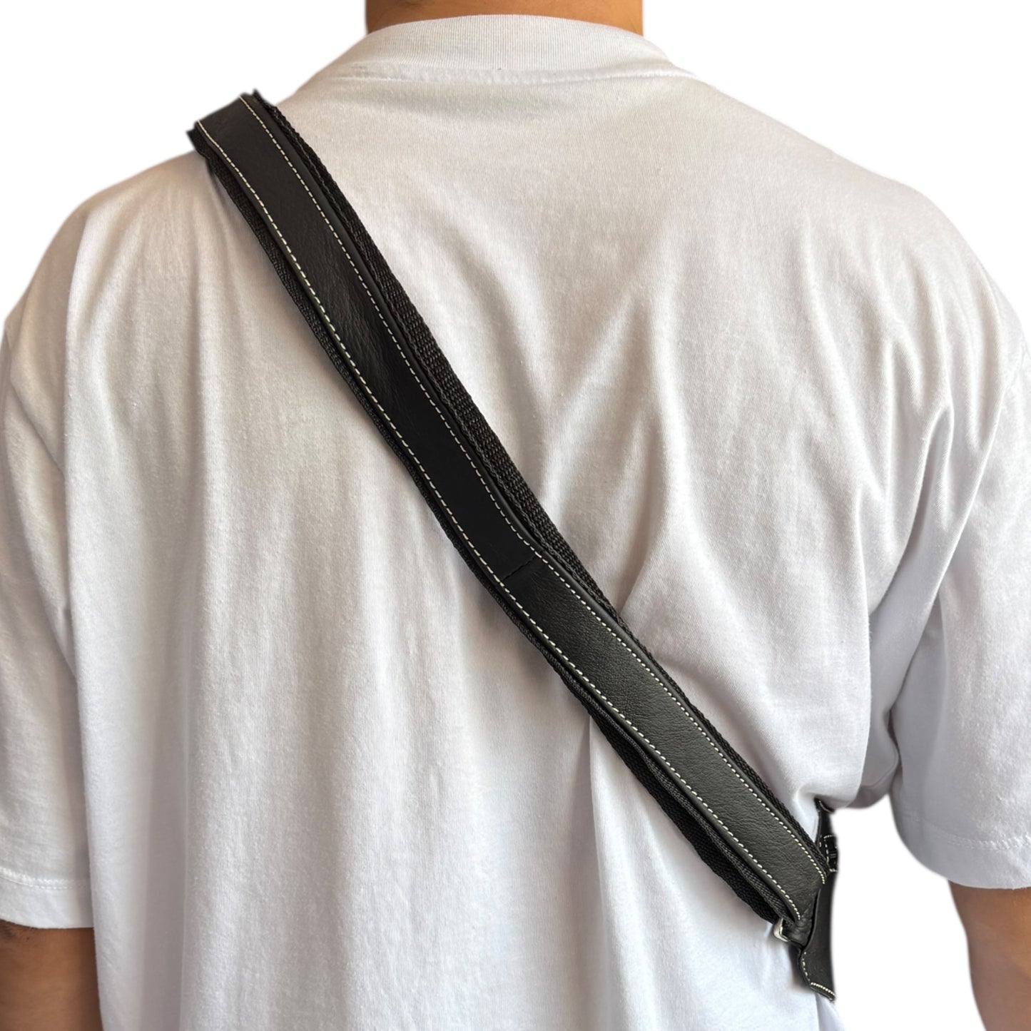 Pechera cruzada de piel