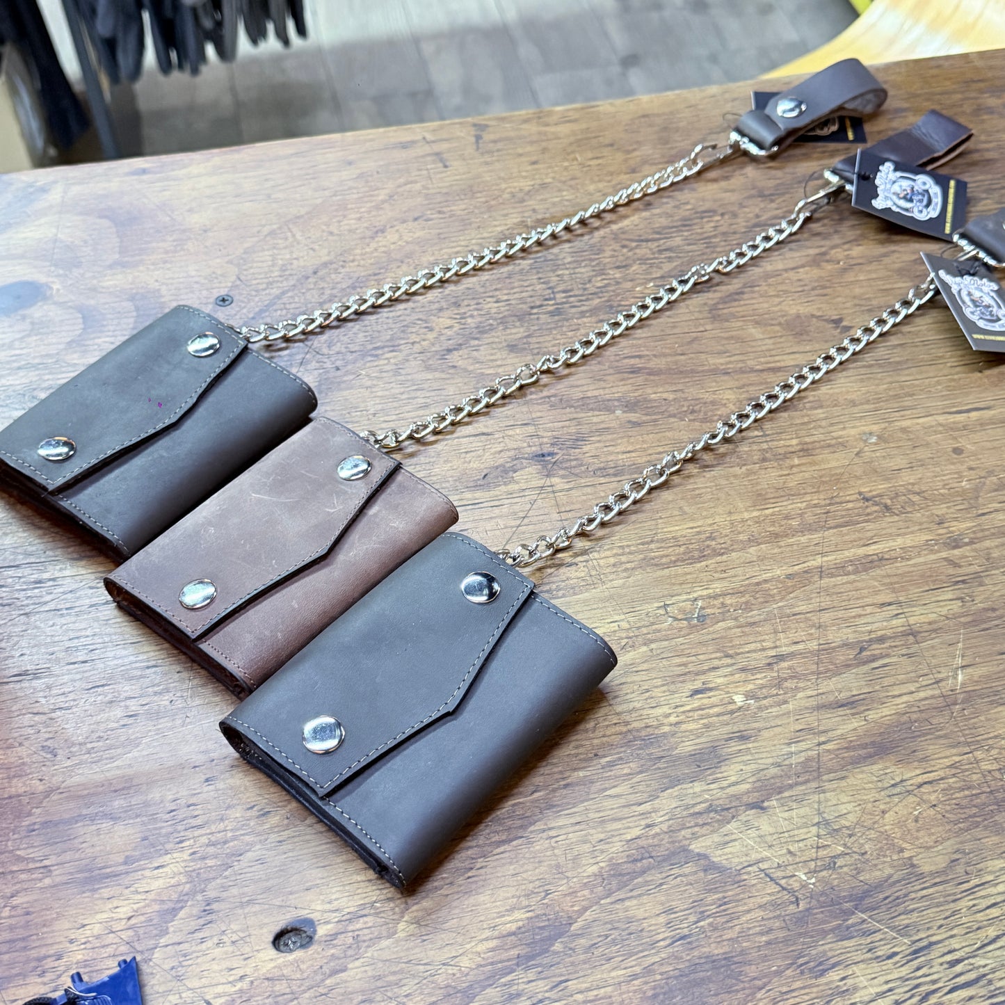 Cartera de piel triple con cadena