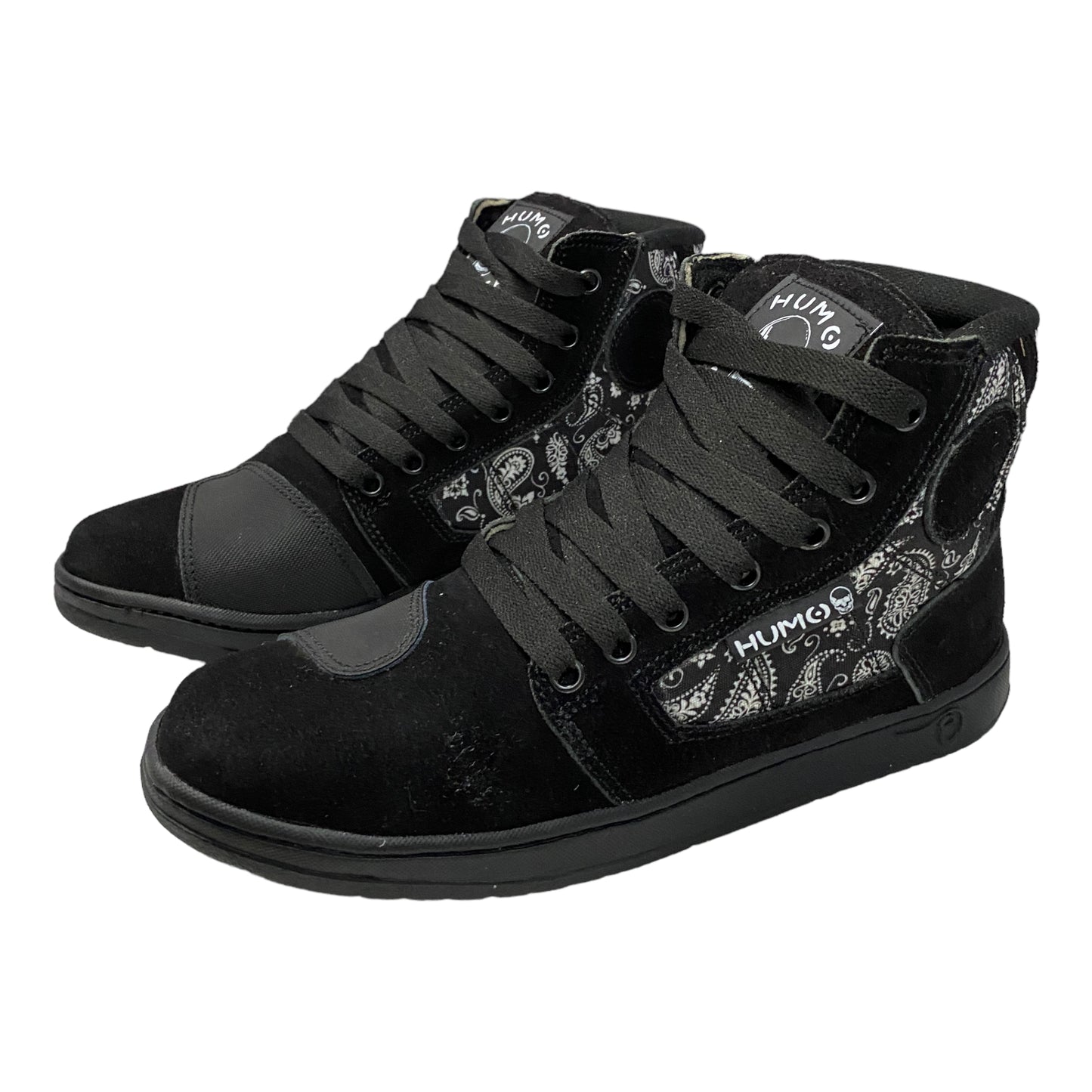 Tenis negro paliacate tipo botin para motociclista con protecciones.