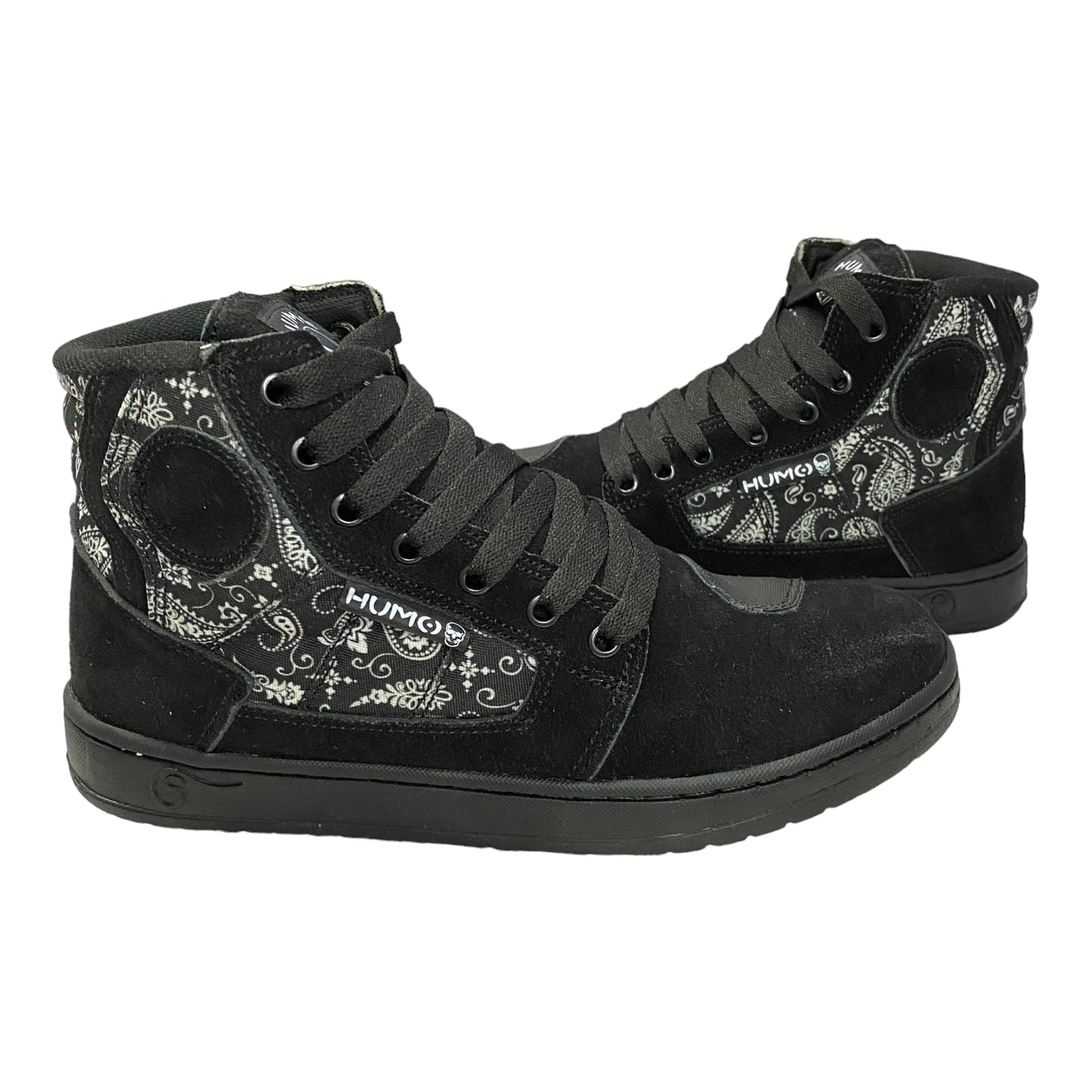 Tenis negro paliacate tipo botin para motociclista con protecciones.