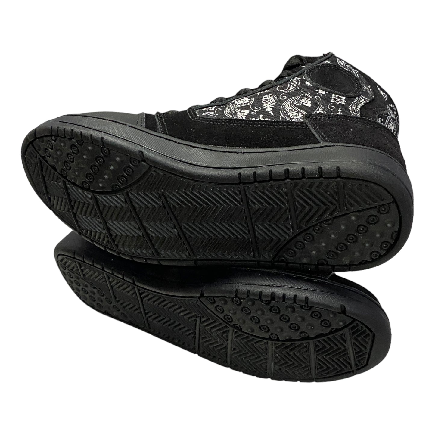 Tenis negro paliacate tipo botin para motociclista con protecciones.