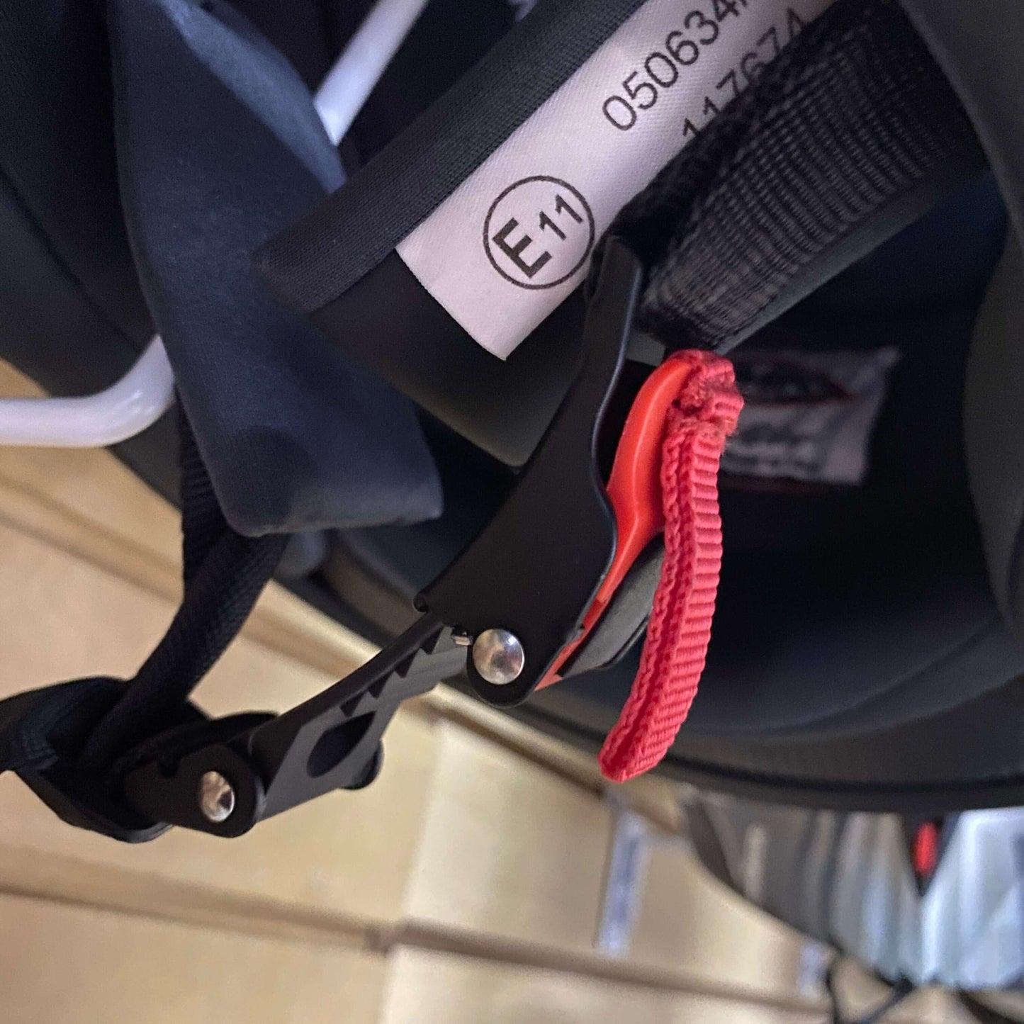 Broche clip de seguridad para casco