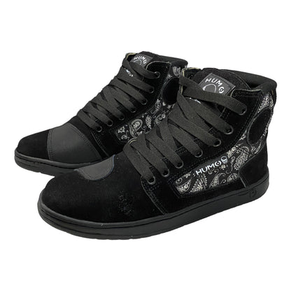 Tenis negro paliacate tipo botin para motociclista con protecciones.