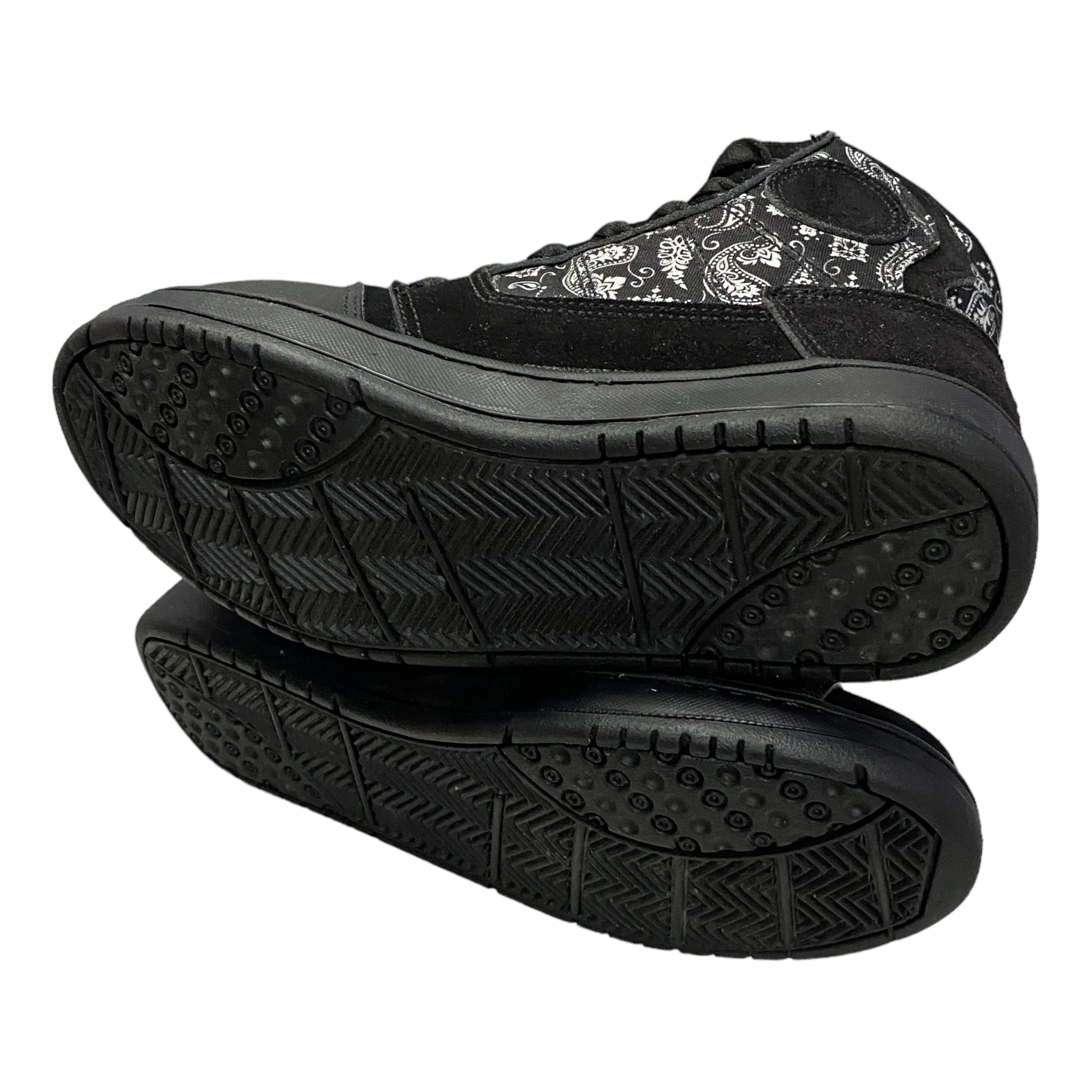 Tenis negro paliacate tipo botin para motociclista con protecciones.