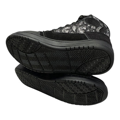 Tenis negro paliacate tipo botin para motociclista con protecciones.